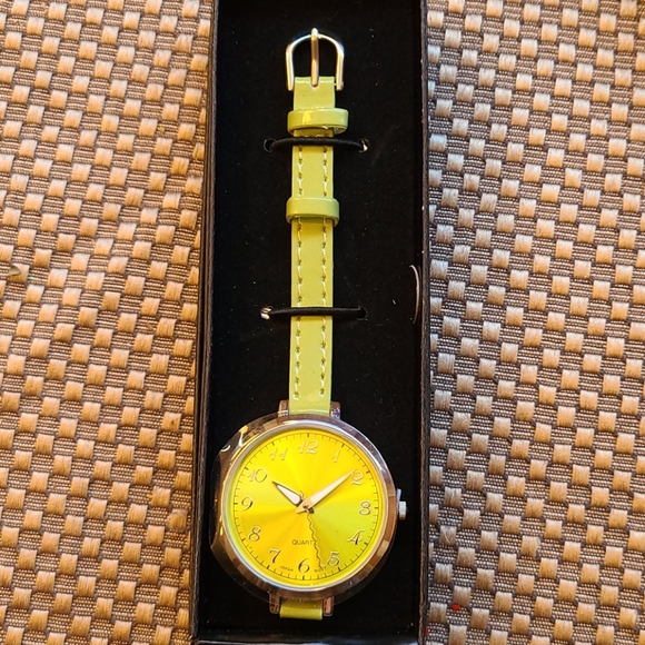Avon watch NIB - cute green w large face - Picture 3 of 5